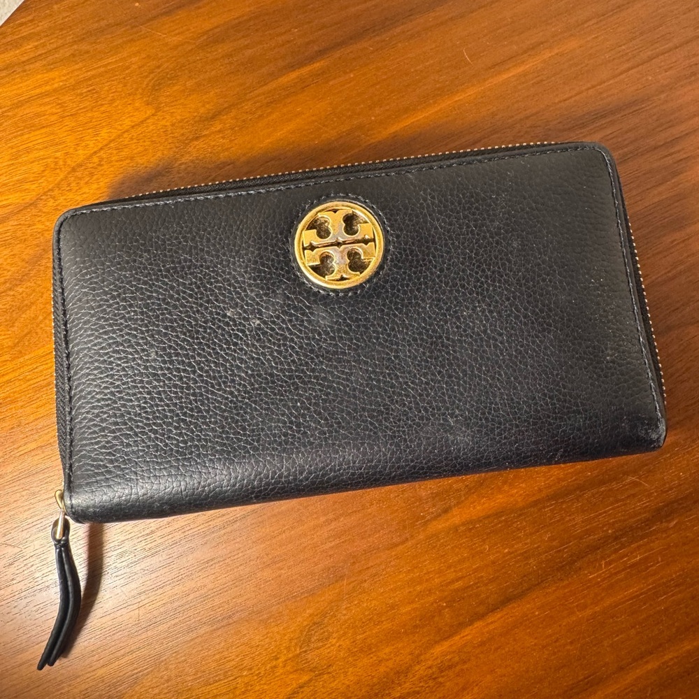 Tory Burch Carson Zip Continental Wallet in Black Pebbled Leather
